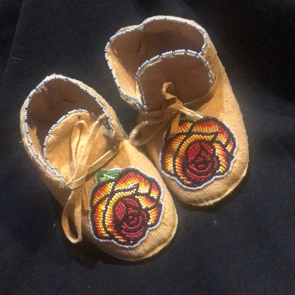 Native American beaded deer hide baby moccasins - Picture 2 of 4
